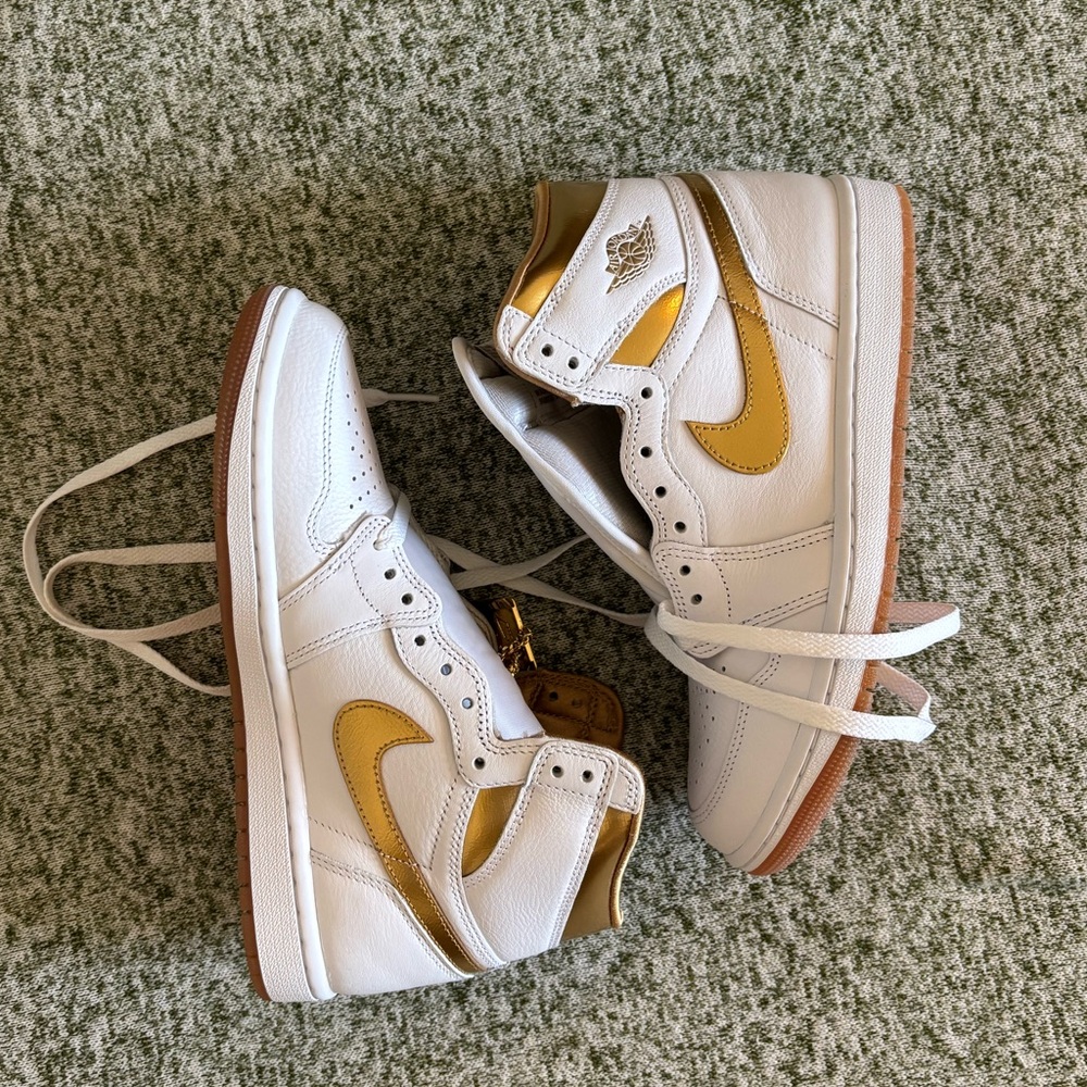 Jordan 1 high gold and white, women’s 7. New with tags.